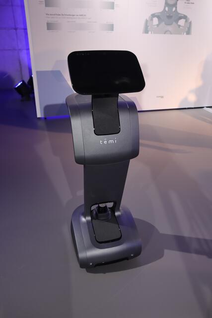 Die Stärken des Roboters témi liegen in der Navigation und der Fähigkeit, als Assistent zu fungieren. So sind beispielsweise Dialoge mit Menschen möglich. | Foto: ak