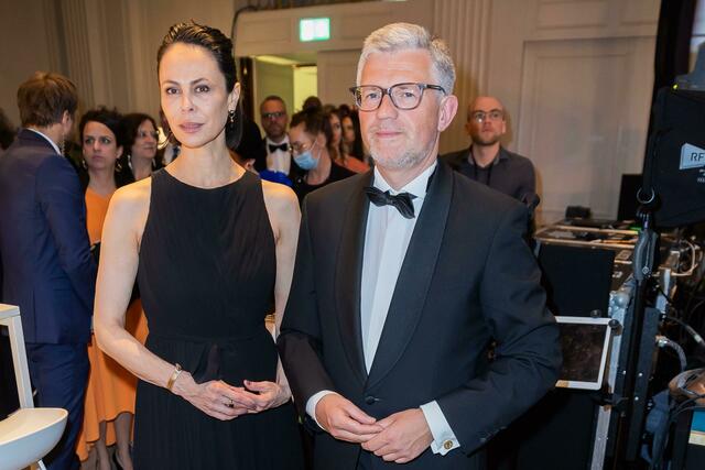 Natalia Klitschko, Sängerin und Frau des Bürgermeisters von Kiew, und Andrij Melnyk, Botschafter der Ukraine in Deutschland, besuchten den 69. Bundespresseball im Berliner Hotel Adlon. In den vergangenen Jahren sorgte die Corona-Pandemie für mehrere Verschiebungen. Nun gab Russlands Angriff auf die Ukraine dem Ball am 29. April im Berliner Hotel Adlon am Brandenburger Tor ein neues Gesicht und ließ ihn zum «Solidaritätsball» für die Ukraine werden. Andere prominente Politiker hatten allerdings wegen des Kriegs abgesagt, allen voran Bundespräsident Frank-Walter Steinmeier und Mitglieder des Bundeskabinetts. Höchste Aufmerksamkeit galt dem ukrainischen Botschafter Andrij Melnyk, der schon in den vergangenen Wochen Teile der Politik mit seinen Forderungen nach schweren Waffen und ungewöhnlich deutlichen Worten genervt hatte. | Foto: Christoph Soeder/dpa