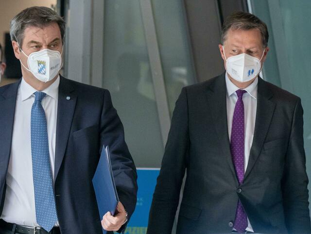 Markus Söder (l.) und Stephan Mayer gehen zu einer Pressekonferenz.  | Foto:  Peter Kneffel/dpa/Archiv