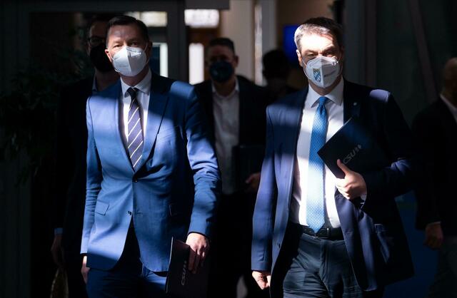 CSU-Chef Markus Söder (r) mit seinem zurückgetretenen Parteifreund Stephan Mayer.  | Foto:  Sven Hoppe/dpa