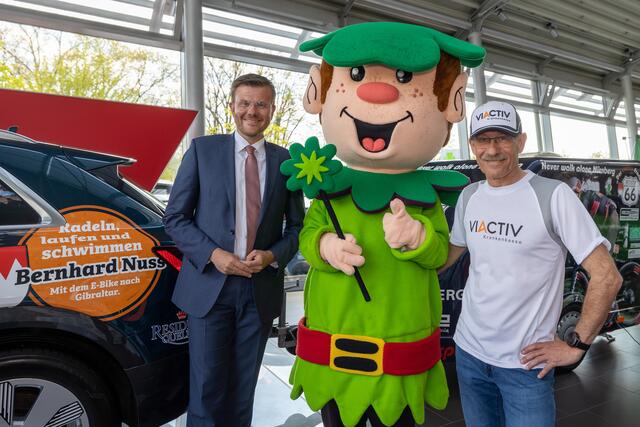 Nürnbergs Oberbürgermeister Marcus König, Feser-Graf-Maskottchen Elfie und Extremsportler Bernhard Nuss (v.li.)
