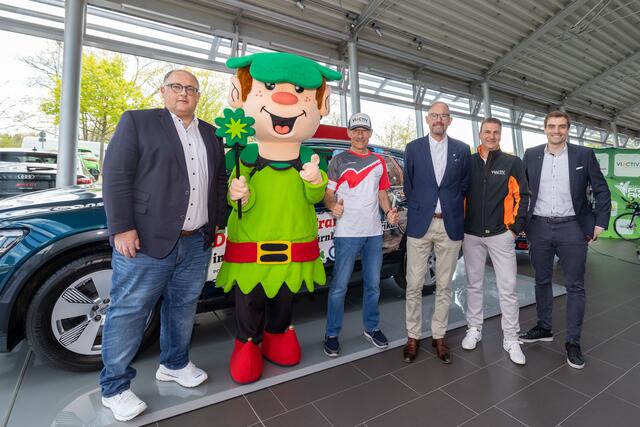 Bernhard Nuss (3.v.li.) mit Markus Rehm (Geschäftsführer Audi Zentrum Marienberg), Prof. Dr. Klaus L. Wübbenhorst (Vorstandsvorsitzender Metropolregion Nürnberg), Gerd Stägert (Viactiv Krankenkasse) und Philipp Langenbach (Generalbevollmächtigter UmweltBank AG Nürnberg).