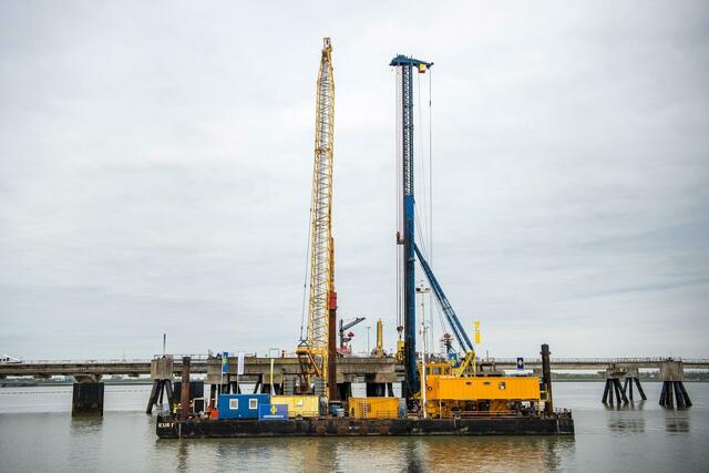 Am zukünftigen Anleger für den geplanten schwimmenden Flüssigerdgas-Terminal in Wilhelmshaven findet der erste Rammschlag statt.  | Foto: Sina Schuldt/dpa 