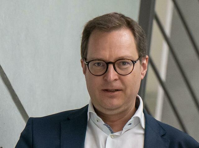 Dr. Martin Huber geht gemeinsam mit Söder zur Sitzung des CSU-Parteivorstands.  | Foto: Peter Kneffel/dp