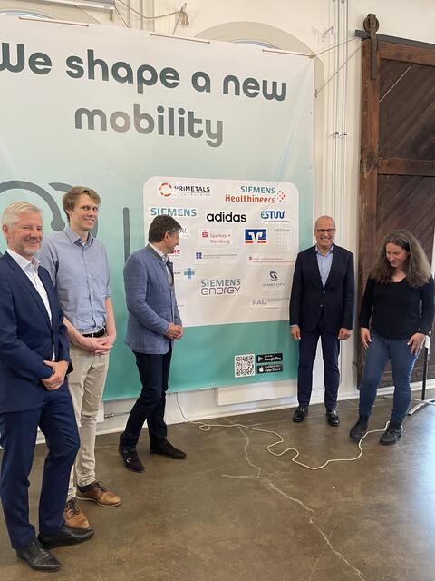 V.l.: Ralf Christian (ehem. Siemens Division CEO und Beiratsmitglied bei uRyde), Malte Andree (CEO und Co-Founder), Prof. Dr. Joachim Hornegger (Präsident Friedrich-Alexander-Universität Erlangen-Nürnberg), Michael Sigmund (Mitglied im Aufsichtsrat der Siemens AG) und Sabine Bock (Referentin Umwelt und Klimaschutz Stadt Erlangen),