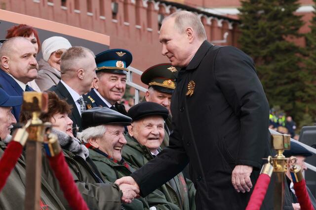 Vor dem Hintergrund des Krieges in der Ukraine war in diesem Jahr kein ausländischer Staatsgast bei den Feierlichkeiten zum 9. Mai in Moskau dabei.
 | Foto: Mikhail Metzel/Pool Sputnik Kremlin/AP/dpa