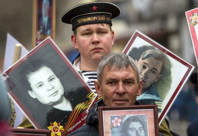 In ganz Russland finden traditionell am 9. Mai Militärparaden statt und Menschen erinnern an ihre im Zweiten Weltkrieg gefallenen Verwandten.  | Foto: Uncredited/AP/dpa