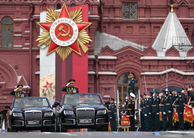 Der russische Verteidigungsminister Sergej Schoigu salutiert vor seinen Soldaten, während er bei der Militärparade über den Roten Platz in Moskau gefahren wird. 
 | Foto:  Alexander Zemlianichenko/AP/dpa