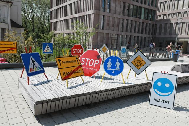 Verkehrsschilder der Gerechtigkeit auf dem Campus der TH Nürnberg.