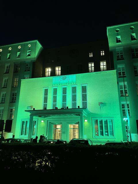 Zur Feier des Internationalen Tages der Pflege 2022 leuchtete das Klinikum Fürth am Abend des 12. Mai grün.