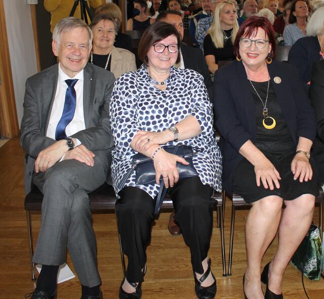 In bester Stimmung (v.l.) Landtagsvizepräsident Karl Freller mit Frau Monika und Stadtheimatpflegerin Ursula Kaiser-Biburger. | Foto: Victor Schlampp