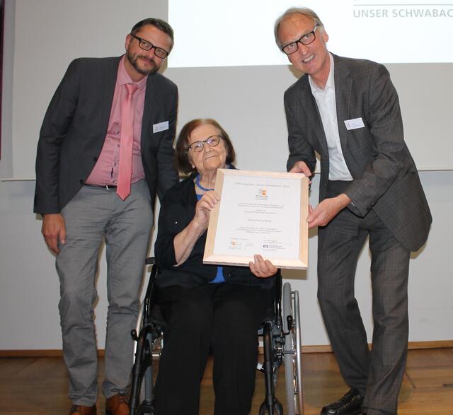 Eine vorbildliche Schwabacherin wird geehrt (v.l.) Stephan Stärzl, Johanna Ittner und Ralf Gabriel. | Foto: Victor Schlampp