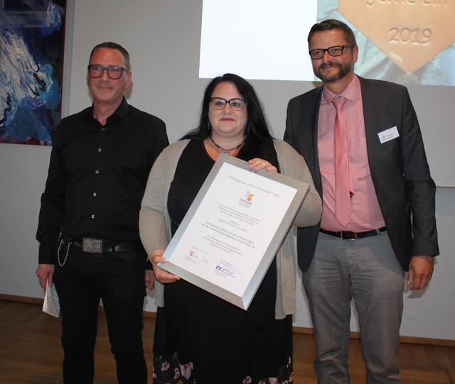 Bei der Preisübergabe für vorbildlichen Denkmalschutz (v.l.) Kai Maier (Untere Denkmalschutzbehörde für Stadtplanung und Bauwesen), Andrea Geißler und Stephan Stärzl (Vorstandsmitglied Bürgerstifung) | Foto: Victor Schlampp