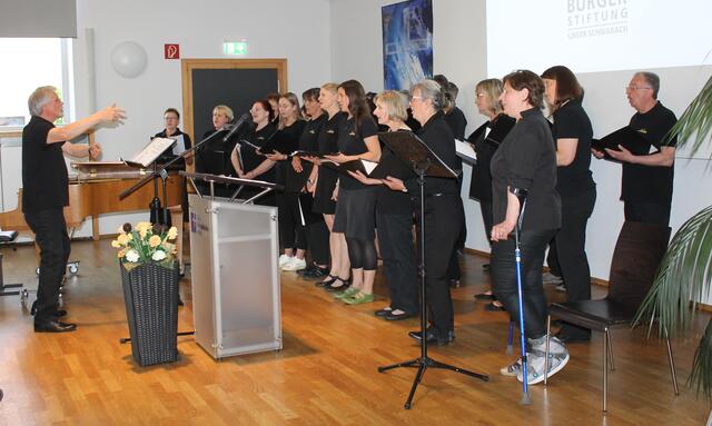 Der Chor Belanto mit seinem Dirigenten Erwin Feith – Organisation Caroline Garkisch – bei einem seiner drei Auftritte. | Foto: Victor Schlampp