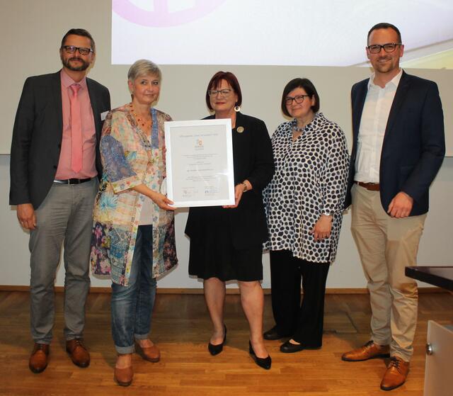 Bei der Urkundenübergabe an die Schwabacher Tafel (v.l.) Stephan Stärzl, Andrea Schmidt (Geschäftsführerin der Familien- und Altenhilfe), Ursula Kaiser-Biburger (Stadtheimatpflegerin und Laudatorin), Monika Freller (Kuratorium Familien- und Altenhilfe) und Schwabachs Oberbürgermeister Peter Reiß. | Foto: Victor Schlampp