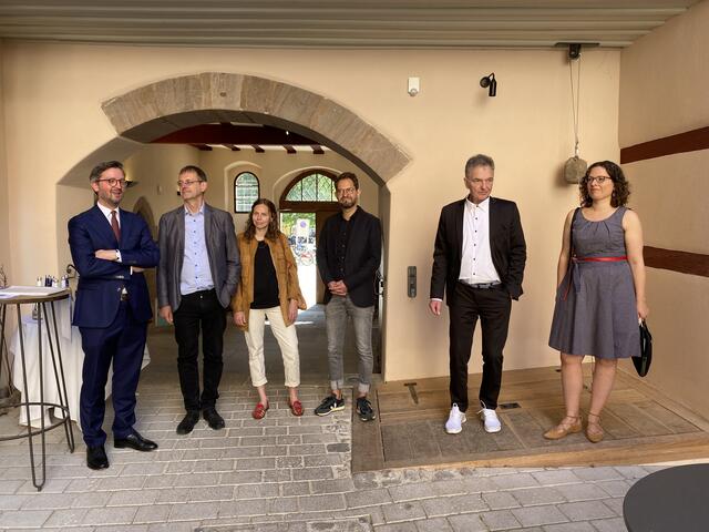 Pressekonferenz zur Ausstelllung ,,Stein und Tür" - Jüdische Spuren im Sebalder Pfarrhof (v.l.) Pfarrer Martin Brons, Alexander Schmidt (Museen der Stadt Nürnberg), die Ausstellungsmacher Nona Schmidt und Tobias Kunz, Jo-Achim Hamburger (Vorsitzender der Israelitischen Kultusgemeinde) und Evelyn Reitz (Museen der Stadt Nürnberg).  | Foto: Nicole Fuchsbauer