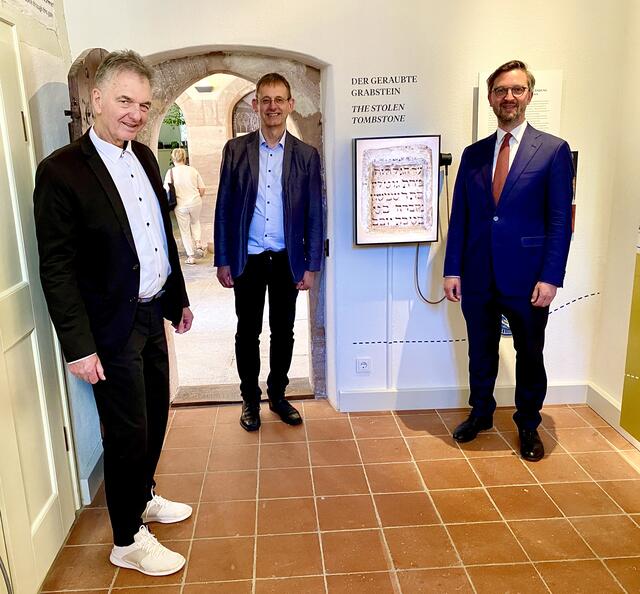 Erste Einblicke in die Ausstellung ,,Stein &amp; Tür" mit (v.l.) Jo-Achim Hamburger (Vorsitzender der Israelistischen Kultusgemeinde), Alexander Schmidt (Museen der Stadt Nürnberg) und Pfarrer Martin Brons.  | Foto: Nicole Fuchsbauer
