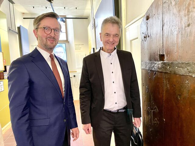 Pfarrer Martin Brons und Jo-Achim Hamburger zeigen die Holztür mit dem hebräischen Segenswunsch.  | Foto: Nicole Fuchsbauer