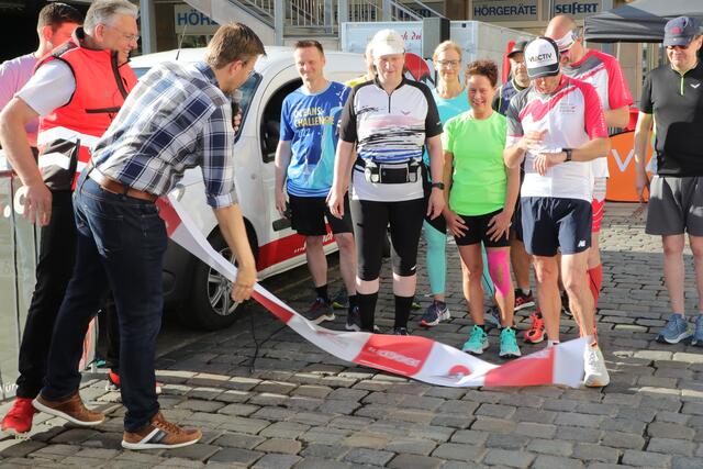 Der Start! OB Marcus König (CSU) schickt Bernhard Nuss und einige Mitstreiter (nur 1. Etappe) auf die 5.000-km-Strecke. | Foto: Jürgen Friedrich