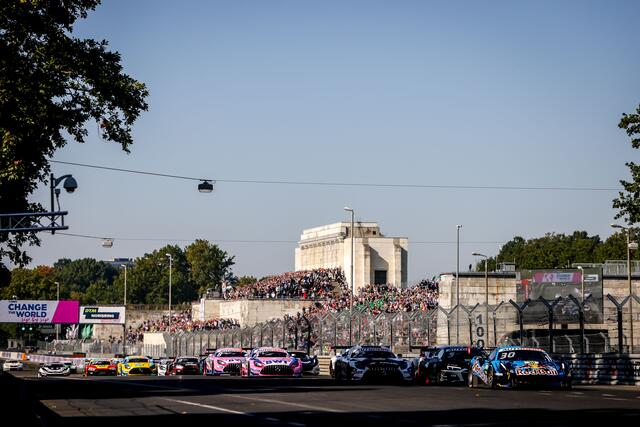 Wahnsinns-Kulisse: Die Rennwagen donnern auf der „Start-Ziel“ an der Steintribüne vorbei. 29 Fahrzeuge von sechs Herstellern sind heuer am Start! | Foto: IKmedia GmbH