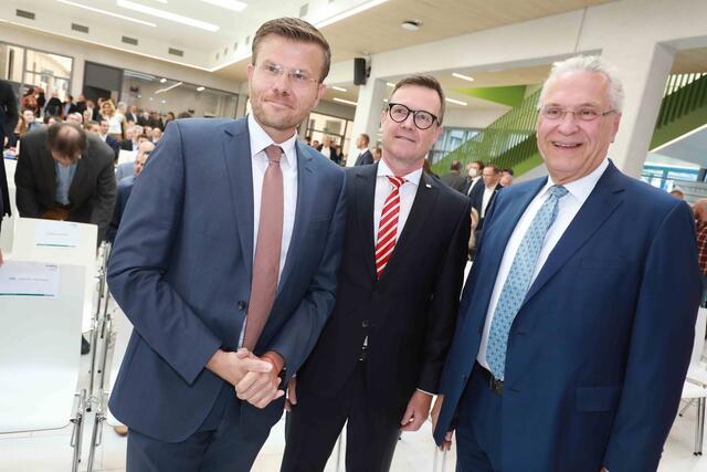 Einweihung des neuen Bertolt-Brecht-Schullzentrums in Nürnberg.  | Foto: Udo Dreier