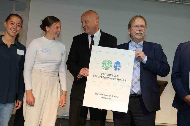 Einweihung des neuen Bertolt-Brecht-Schullzentrums in Nürnberg.  | Foto: Udo Dreier