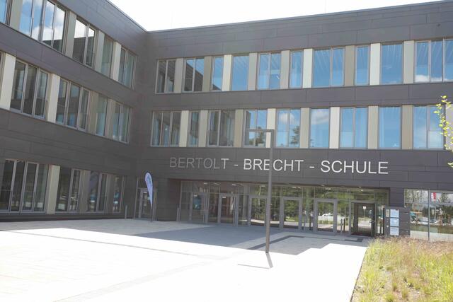 Einweihung des neuen Bertolt-Brecht-Schullzentrums in Nürnberg.  | Foto: Udo Dreier