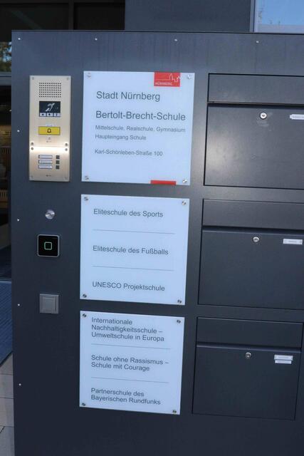 Einweihung des neuen Bertolt-Brecht-Schullzentrums in Nürnberg.  | Foto: Udo Dreier