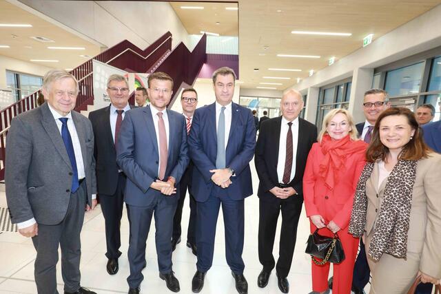 Einweihung des neuen Bertolt-Brecht-Schullzentrums in Nürnberg.  | Foto: Udo Dreier