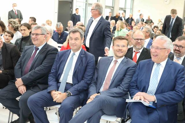 Einweihung des neuen Bertolt-Brecht-Schullzentrums in Nürnberg.  | Foto: Udo Dreier