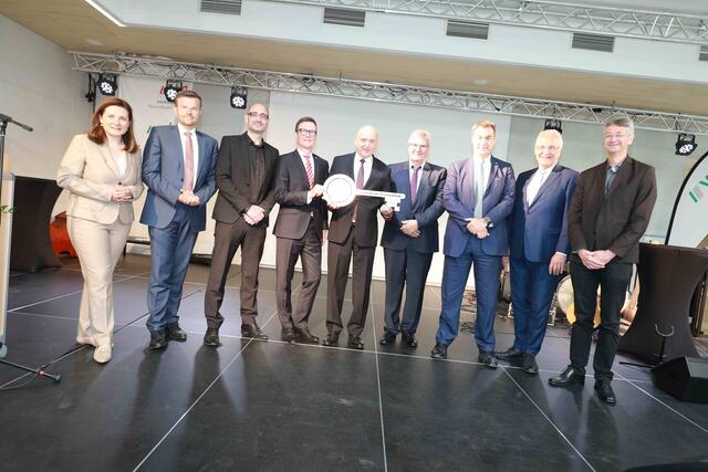 Einweihung des neuen Bertolt-Brecht-Schullzentrums in Nürnberg.  | Foto: Udo Dreier