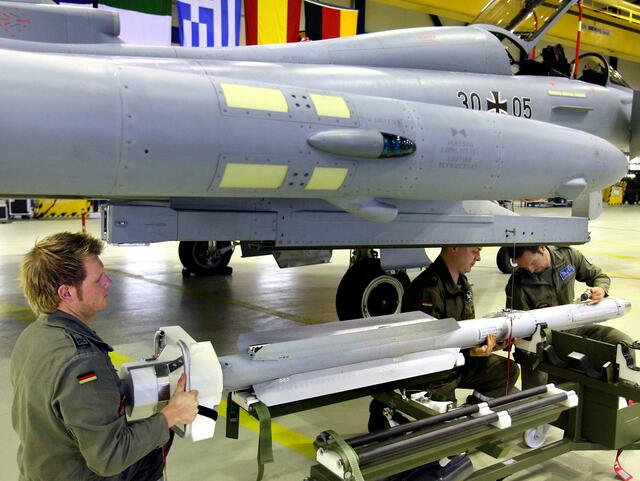 Auf dem Fliegerhorst Rostock-Laage wird an einem Eurofighter des Jagdgeschwaders 73 "S" die erste Luft-Luft-Rakete vom damals neu entwickelten Typ IRIS-T montiert.  | Foto: Bernd Wüstneck/dpa