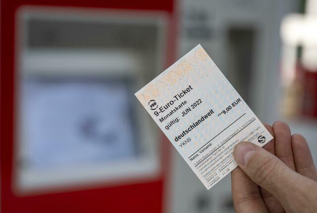 Ein 9-Euro-Ticket ist vor einem Fahrkartenautomaten zu sehen. | Foto: Monika Skolimowska/dpa