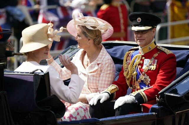 Edward (v.r.) Earl of Wessex, und seine Frau Sophie, Countess of Wessex, zusammen mit ihren Kindern verlassen den Buckingham Palast für die Geburtstags-Parade Trooping the Colour.  | Foto: Andrew Matthews/PA Wire/dpa 