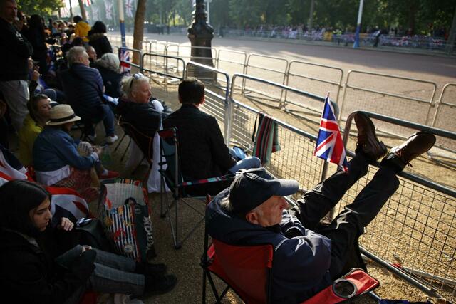 Fans des Königshauses sichern zum Platinjubiläum der Queen entlang der Mall die besten Plätze.  | Foto: David Cliff/AP/dpa 