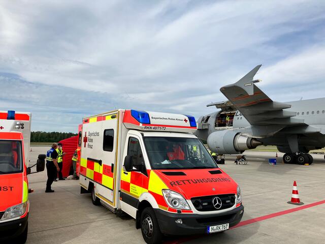 Patienten aus der Ukraine am Airport gelandet. | Foto: Christian Albrecht / Airport Nürnberg