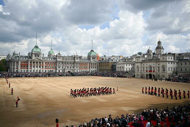 Die Garde der Königin marschiert während der Geburtstags-Parade «Trooping the Colour» auf.  | Foto: Jeff J Mitchell/PA Wire/dpa 