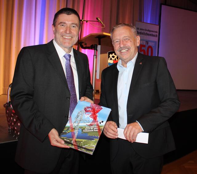 Hans Raithel (r.) überreicht Jürgen Spahl ein Buchgeschenk. | Foto: Victor Schlampp