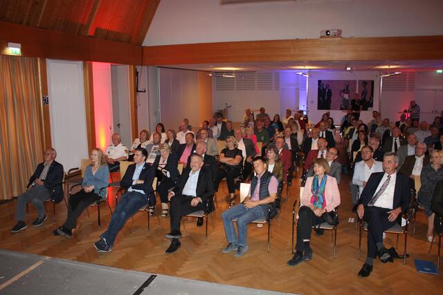 Ein Blick auf die geladenen Gäste von der einen Seite... | Foto: Victor Schlampp