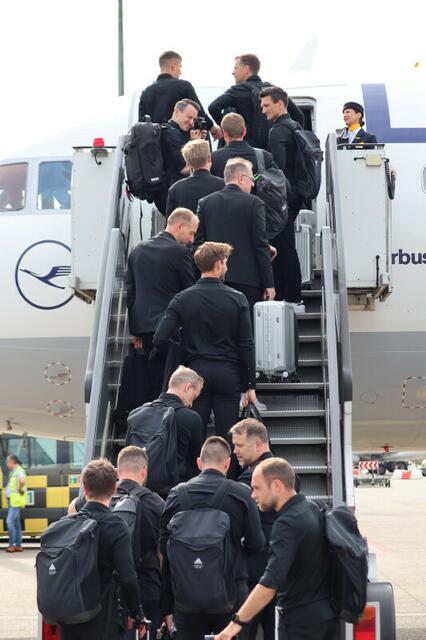 Abflug des DFB-Teams nach Italien.  | Foto: Christian Albrecht / Airport Nürnberg
