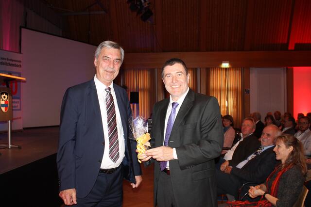 Emil Heinlein (l.) hatte als Geschenk den bekannten Schwabacher Gold-Würfel im Gepäck. | Foto: Victor Schlampp