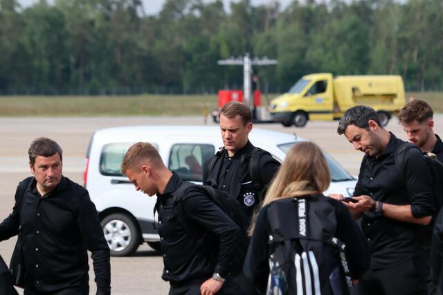 Manuel Neuer (Mitte) beim Abflug in Nürnberg.  | Foto: Christian Albrecht / Airport Nürnberg