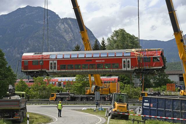 Einer der drei umstürzten Waggons der verunglückten Regionalbahn bei der Bergung.  | Foto:  Uwe Lein/dpa