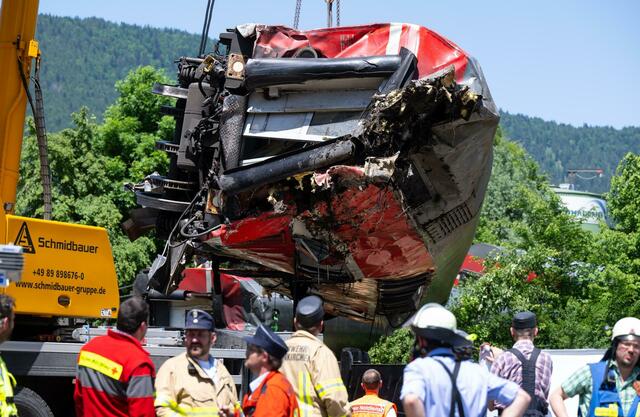 Ein Waggon hängt am Haken eines Krans.  | Foto: Sven Hoppe/dpa