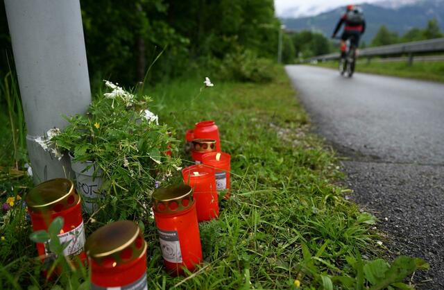 Kerzen brennen in der Nähe der Unglücksstelle.  | Foto: Angelika Warmuth/dpa