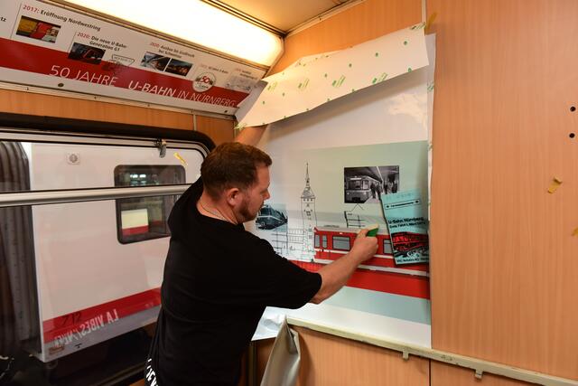 Zum 50. Geburtstag der Nürnberger U-Bahn wurden zwei alte Züge schön gemacht. Und nicht nur das: In den Zügen lassen sich wichtige Ereignisse der Nürnberger U-Bahn-Geschichte nachlesen und hören. Ab sofort sind die beiden Fahrzeuge als Langzug auf der U-Bahn-Linie U1 von Langwasser Süd bis Fürth Hardhöhe unterwegs. | Foto: VAG / Claus Felix