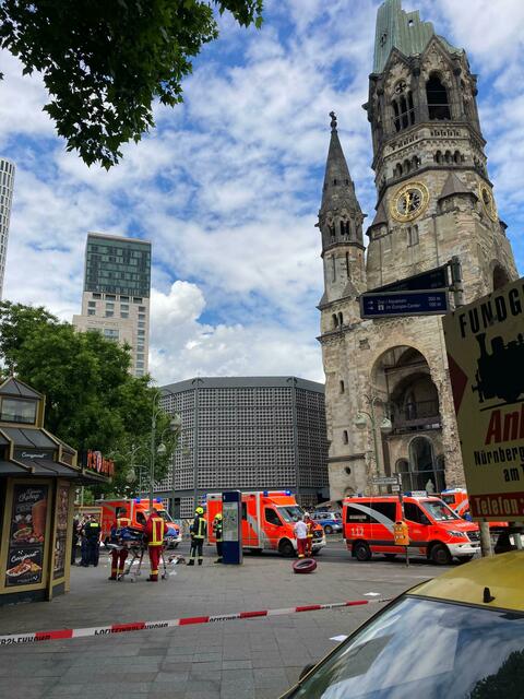 An der Gedächtniskirche war im Dezember 2016 ein islamistischer Attentäter in einen Weihnachtsmarkt gefahren - damals starben zwölf Menschen.  | Foto: Marion van der Kraats/dpa-Zentralbild/dpa