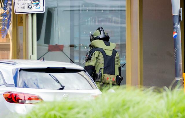 Ein Sprengstoffexperte durchsucht nach dem tödlichen Vorfall die Umgebung des Tatorts.  | Foto: Christoph Soeder/dpa