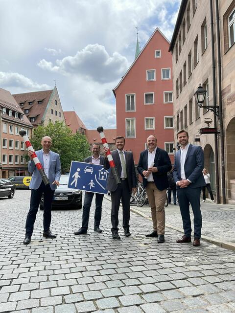 Die Fußgängerzone in der Nürnberger Altstadt ist seit 7. Juni 2022 erweitert. Es wurden in Nürnberg-Sebald ein verkehrsberuhigter Bereich am Albrecht-Dürer-Platz eingerichtet sowie der Sebalder Platz und die Burgstraße zur Fußgängerzone umgewidmet (v.l.): Andreas Krieglstein, Fraktionsvorsitzender der CSU-Stadtratsfraktion, Planungs- und Baureferent Daniel F. Ulrich, Oberbürgermeister Marcus König, Bürgermeister und Erster Werkleiter des Servicebetriebs Öffentlicher Raum Nürnberg, Christian Vogel, und CSU-Stadtrat Max Müller übergeben die neugewidmeten Flächen der Öffentlichkeit auf dem Albrecht-Dürer-Platz. | Foto: Stadt Nürnberg / Kathrin Lehnerer