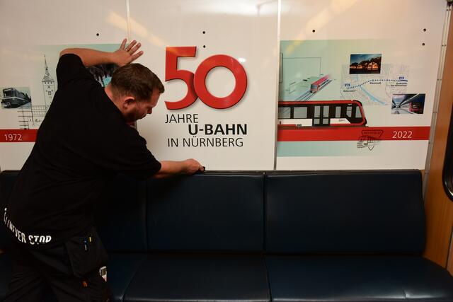 Zum 50. Geburtstag der Nürnberger U-Bahn wurden zwei alte Züge schön gemacht. Und nicht nur das: In den Zügen lassen sich wichtige Ereignisse der Nürnberger U-Bahn-Geschichte nachlesen und hören. Ab sofort sind die beiden Fahrzeuge als Langzug auf der U-Bahn-Linie U1 von Langwasser Süd bis Fürth Hardhöhe unterwegs. | Foto: VAG / Claus Felix